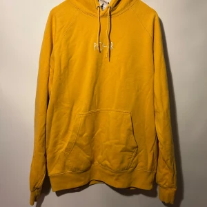 Gul hoodie från Polar - Gul hoodie med POLAR tryckt på bröstet och en ficka på magen. Hoodien är i storlek s, är lite urtvättad men annars bra skick.