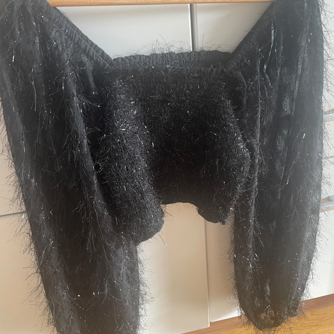 Svart glittrig tröja - 1