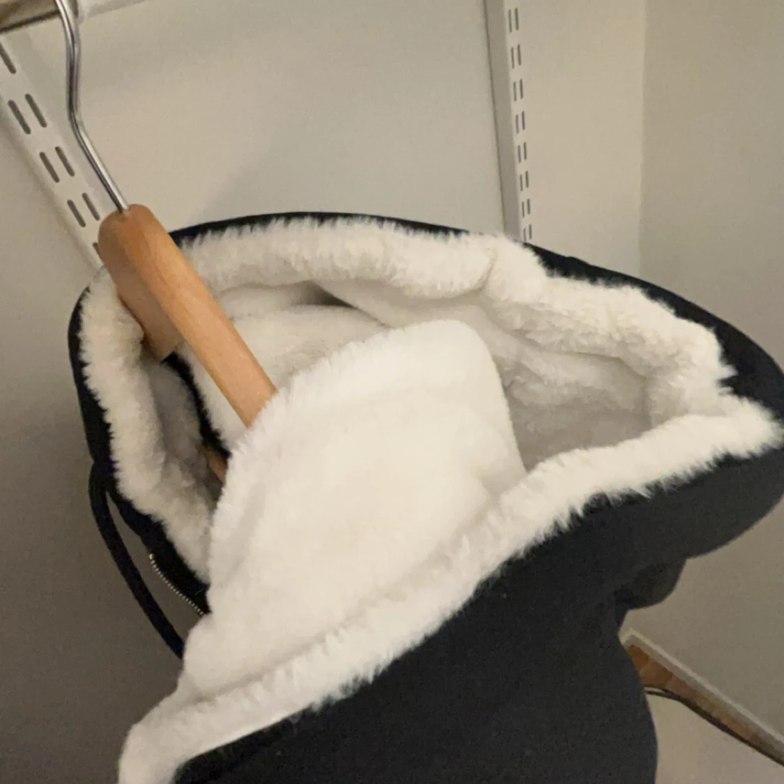 Svart jacka med dragkedja från Moose Knuckles - 4