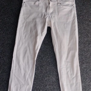 Vita skinny jeans från Crocker - Snygga vita skinny jeans från Crocker i modellen Pep! Skinny. Tillverkade av 98% bomull och 2% elastan för en bekväm passform. Perfekta för en stilren look. I fint välbehållet skick.