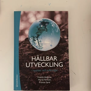 Hållbar utveckling – nyanser och tolkningar - Boken 'Hållbar utveckling – nyanser och tolkningar' av Fredrik Hedenus, Martin Persson och Frances Sprei utforskar begreppet hållbar utveckling. Den ger en introduktion till ämnet och diskuterar olika perspektiv och tolkningar. Perfekt för studenter och alla intresserade av hållbarhet och miljöfrågor.