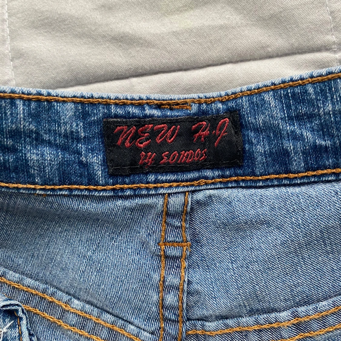 Vintage utsvängda lågmidjade jeans med detaljer - 2