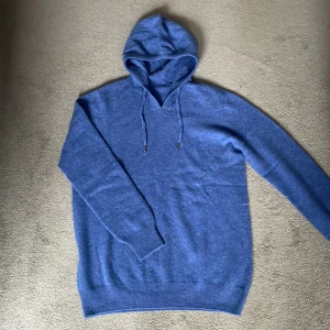 Merinoull Hoodie - En otroligt snygg Hoodie i 100% Merinoull! Storlek M. En väldigt snygg och unik blå färg🌟 Bara testad, aldrig använd! Hör av dig vid intresse eller minsta fundering😊