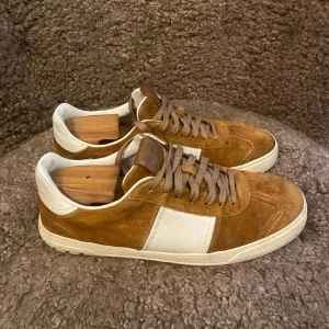 Valentino Flycrews  - Här är ett par valentino flycrews som är i topp skick, du kan ha dom när som helst vardagligt och på fest funkar överallt. Skick 9/10, 