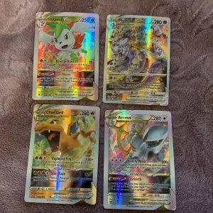 Pokémonkort VSTAR - Säljer en samling av fyra Pokémon VSTAR-kort: Shaymin, Mewtwo, Charizard och Arceus. Korten har en holografisk yta och är i utmärkt skick. Perfekt för samlare eller Pokémon-entusiaster!