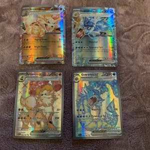 Pokémonkort: Arcanine ex och Gyarados ex - Säljer två holografiska Pokémonkort: Arcanine ex med 280 HP och Gyarados ex med 300 HP. Arcanine har attacker som Raging Claws och Bright Flame, medan Gyarados har Waterfall och Tyrannical Tail. Perfekt för samlare eller spelare som vill förstärka sin kortlek!