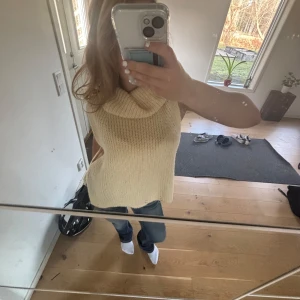 Beige stickad ärmlös polotröja från NA-KD - Stilren beige stickad polotröja från NA-KD med slits. bra skick och skönt material. 