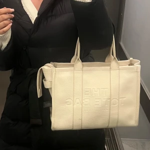 Vit tote bag från Marc Jacobs - Säljer en stilren vit tote bag från Marc Jacobs. Pris: 1000