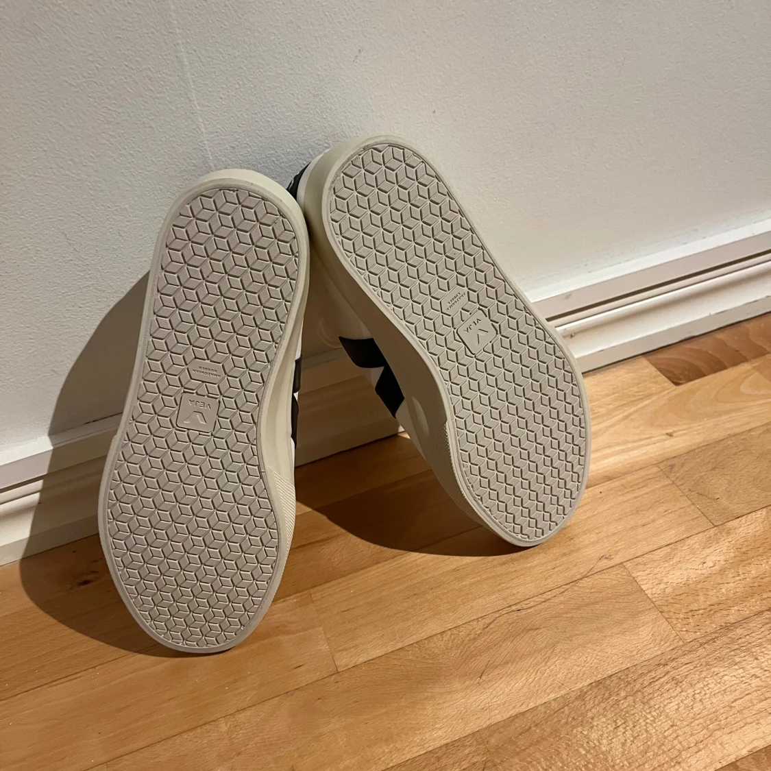 Vita sneakers från Veja - 3