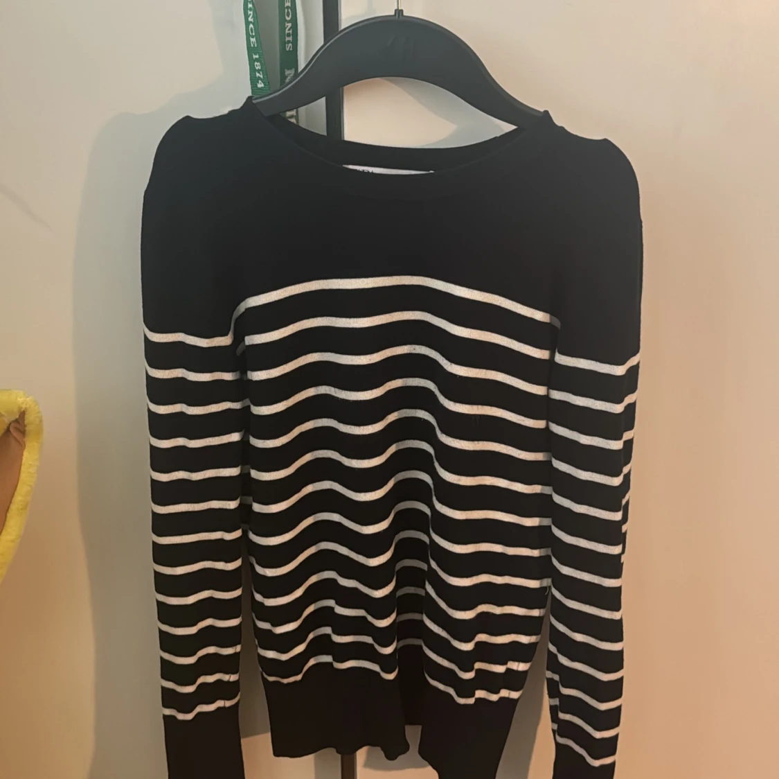 Marinblå och vit randig tröja från Zara