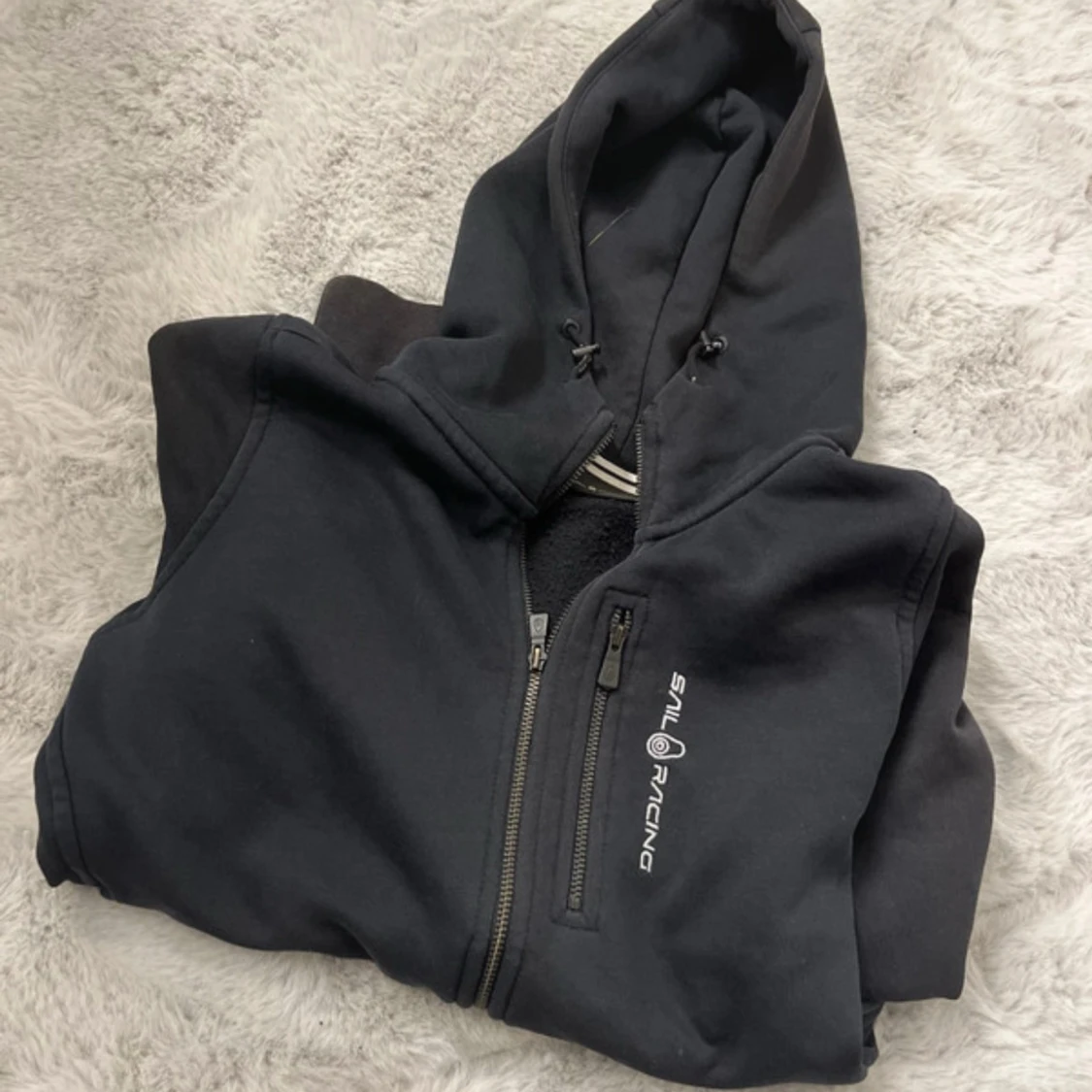 Svart hoodie från Sail Racing - 1