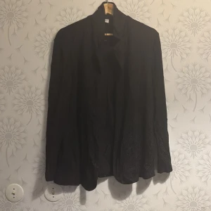 Svart jacka från Jacqueline de Yong - Snygg svart jacka från Jacqueline de Yong. Jackan har en elegant design med långa ärmar och en stilren look. Perfekt för att ge en touch av stil till din outfit.