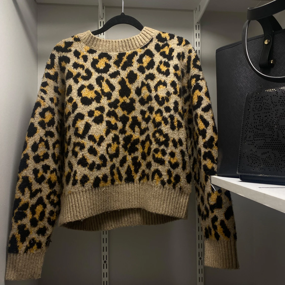 Leopardmönstrad stickad tröja från MNG