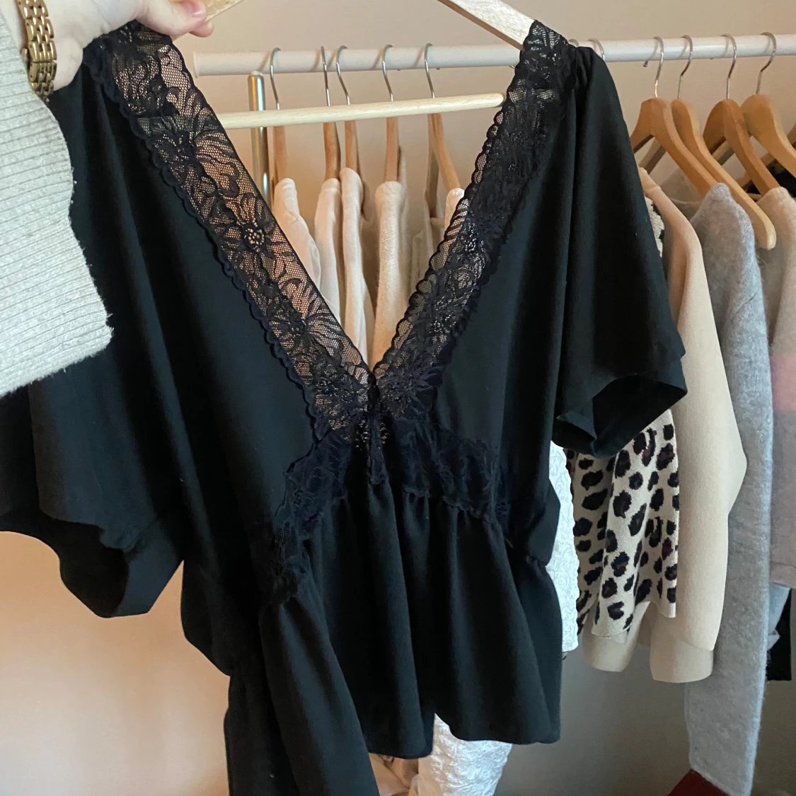 Svart blus med spetsdetaljer  - 1