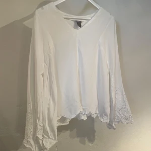 Topp Lindex - Långärmad topp från Lindex. Storlek M. Utsvängda ärmar med fina detaljer. Jättefint skick! Behövs strykas lite.