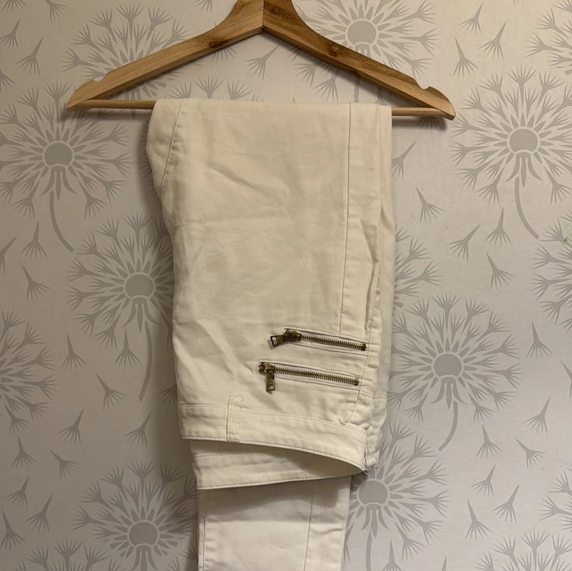 Vita byxor med dragkedjor från ONLY