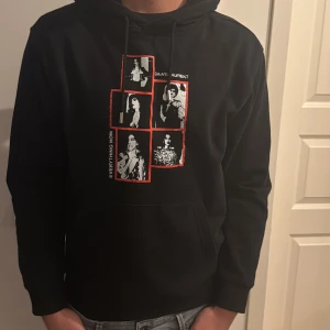  Saint Laurent hoodie - Snygg svart hoodie från Saint Laurent med ett coolt tryck på framsidan. Hoodien har en klassisk passform. Perfekt för en stilren och avslappnad look. Väldigt sällsynt och svår att få tag på. Kvitto finns ej, köpt på Vesataire. Storleken är L men passar bättre på M.