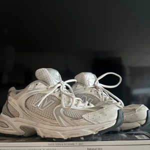 Vita New Balance 530 - Snygga vit-silvriga New Balance 530 sneakers i storlek 39,5! Knappt använda då de är en aning för stora, alltså inga defekter❣️