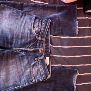 Blå bootcut jeans - Snygga blå bootcut jeans från &LAD. De har en klassisk femficksdesign och en bekväm passform. Perfekta för en avslappnad stil.