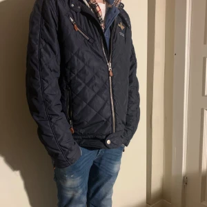 Morris jacka  - Tja, säljer min Morris jacka storlek S. Skriv om du vill köpa eller har några frågor 