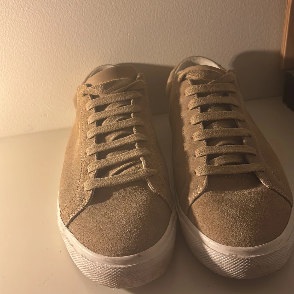 Beige sneakers med snörning - 1