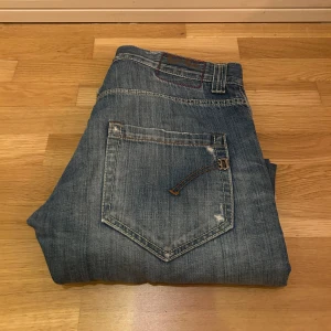 Dondup Jenas - |Dondup jeans W33|102cm långa, midjan 42cm. Ett par riktigt fräscha Dondup jeans! Inga defekter överhuvudtaget! Vid frågor och funderingar tveka inte på att höra av er!