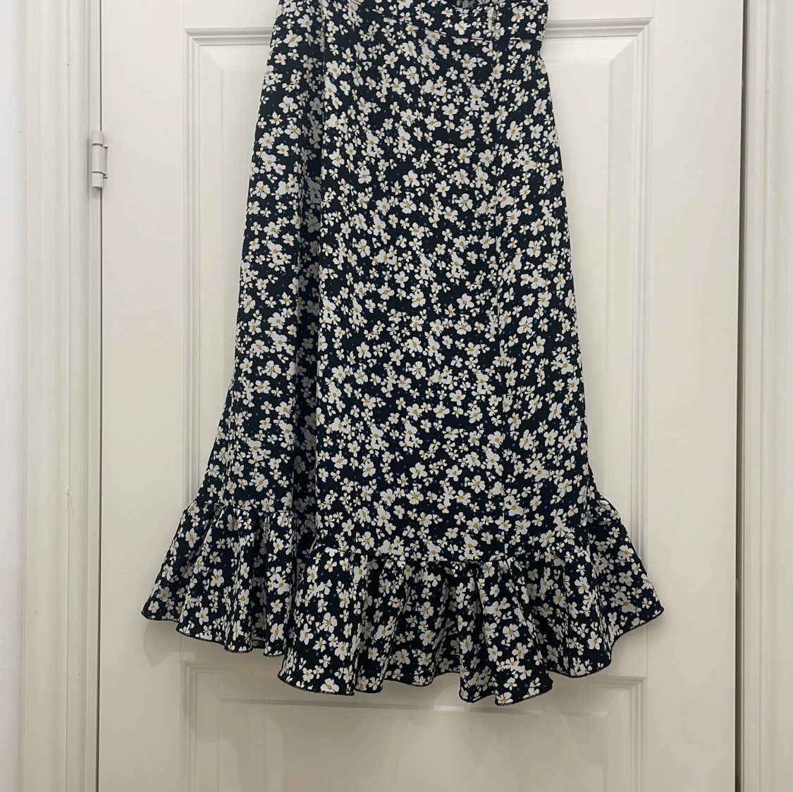 Blommig långkjol med volang - 1