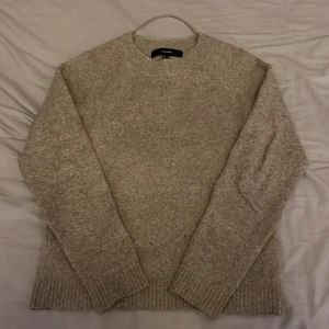Beige stickad tröja från Vero Moda - Säljer en  beige stickad tröja från Vero Moda.