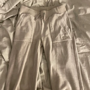 Beige mjukisbyxor från Juicy Couture - Dom är som nya, snygga och såå sköna. Säljer pågrund av att ja inte använder dom längre. Pris går att diskutera bara att höra av er!💓skulle säga att de passar xxs-s