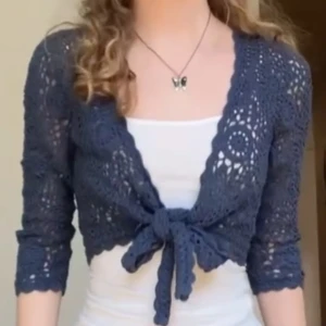 Mörkblå bolero - Jättegullig virkad blå bolero med trekvartsärmar som knyts framtill