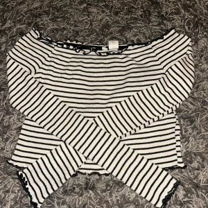 Randig långärmad tröja - Säljer en långärmad randig off shoulder topp. Köpt på HM för länge sen. Storlek XS men passar även S då den har stretchigt material.