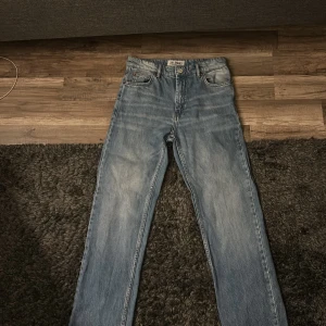 Blå jeans från Just Junkies - Snygga blå jeans från Just Junkies med klassisk femficksdesign. De har en rak passform och är tillverkade i denim. Perfekta för en avslappnad stil.