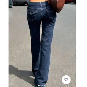 Mörkblå bootcut jeans - Säljer dessa snygga mörkblå bootcut jeans med låg midja och klassisk femficksdesign. Dem är slutsåld på hemsidan. Kom även med bud!💕