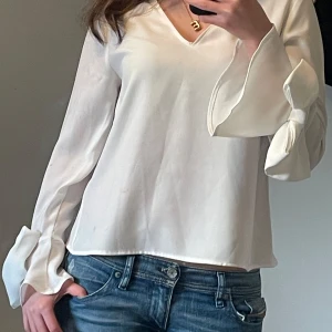 Vit blus från Zara i storlek S - Jätte gullig blus från Zara i storlek S. Är knappt använd.