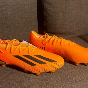 (Elite!!!) addidas x speed portal 1 SG (Helt nya!!!) - Snygga orange fotbollsskor från Adidas med svarta detaljer. Skorna har snörning och är designade för optimal prestation på planen. Orginal pris 2700kr. Helt nya !!! Aldrig använda. 