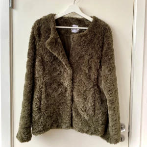 Pälsjacka  - Säljer en snygg pälsjacka från Saint Tropez med knappar (5st) och fickor på varsin sida. Stl M men passar även S för en lite lösare fit🌸