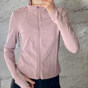 ljusrosa träningskofta - Ljusrosa träningskofta i soft material, superskön!!💗✨ej använd bara provat