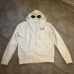 Vit huvtröja från C.P. Company - Säljer en snygg vit tröja, skick är bra och ser ut som ny. 