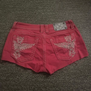 Miss me shorts - Snygga rosa shorts från Miss Me med coola broderade detaljer och nitar på bakfickorna. De har en lågmidjad passform och är perfekta för en avslappnad stil. 