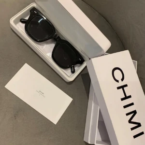 Svarta solglasögon från Chimi - Snygga svarta solglasögon från Chimi med en klassisk fyrkantig form. De har en stilren design och kommer i ett elegant fodral. Perfekta för att ge en cool touch till din outfit.