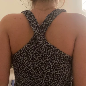 Blommig one piece från H&M - Säljer en söt blommig one piece från H&M med korsade axelband. Storlek 158-164, Barn storlek. Jag är 163 cm lång och den är för kort.