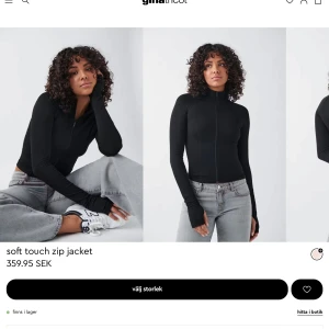 Svart zip jacka från Gina Tricot - Snygg och stilren svart zip jacka från Gina Tricot. Jackan liknar lululemons define jacket och är i ett skönt material. Sparsamt använd!😍