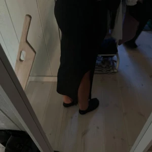 Sommarkjol  - Säljer nu denna långkjolen med slits i, köptes i somras (sommaren 2024) och säljs nu pga att den mest låg i garderoben. Den är i storlek S och är sann i storleken❤️ skriv för mer info, mått eller annat🥰
