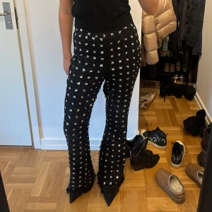 Byxor - Jätte coola byxor från ASOS. Jag är 175cm. Dom är i st 40 så på mig som är S/M blir dom oversized. Längst ner på insidan av byxan så är dom lite slitna men går att klippa bort bara så syns det knappt. Köptes för 1000kr.