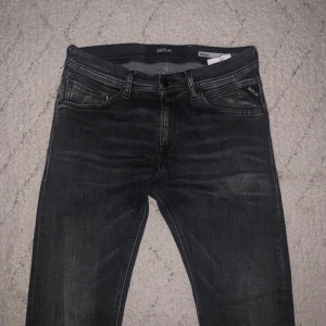 Grå replay slim fit jeans - Väldigt stilrena jeans används ett par gånger men skicket är som nytt, skick 10/10, skulle verkligen rekommendera, säljer eftersom dom stått i garderoben ett tag 