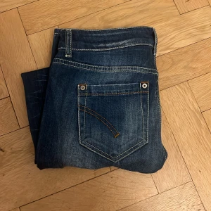 Dondup jeans - Ny skick dondup jeans. Inga defekter använda ungefär 3 gånger. Storlek 29 som symboliserar W29 L30 och passar någon som är ungefär 170. Passformen är slimfit. Byxorna är damjeans men passar även killar.