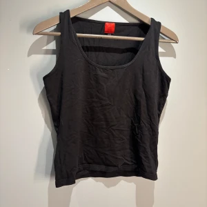 Svart linnetopp från JDY - Säljer en enkel och stilren svart linnetopp från JDY. Perfekt för varma dagar eller som lager under en tröja. Toppen har en klassisk rund halsringning och är tillverkad i ett mjukt material. Det står stl L man den passar mig som har s
