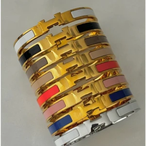 Färgglada armband med gulddetaljer - Snygga armband i olika färger med gulddetaljer. Finns i svart, vit, beige, röd, rosa och blå. Perfekta för att lägga till en färgklick till din outfit. 