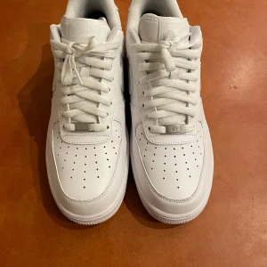 Vita Nike Air Force sneakers - Säljer ett par Nike airforce vita i stl 45, använda 2 gånger finns lite smuts på sulan, annars inga defekter förutom att på innersulan så har airforce märker gått bort lite. Fler bilder på begäran priset är ej satt i sten!
