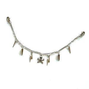 Silverfärgat accessoarsmycke - Silverfärgat accessoarsmycke med hängande dödskalle, blixtrar och spikes ⚡️Perfekt att hänga på väskan eller annan valfri accessoar för att piffa upp outfiten 💫☠️ 